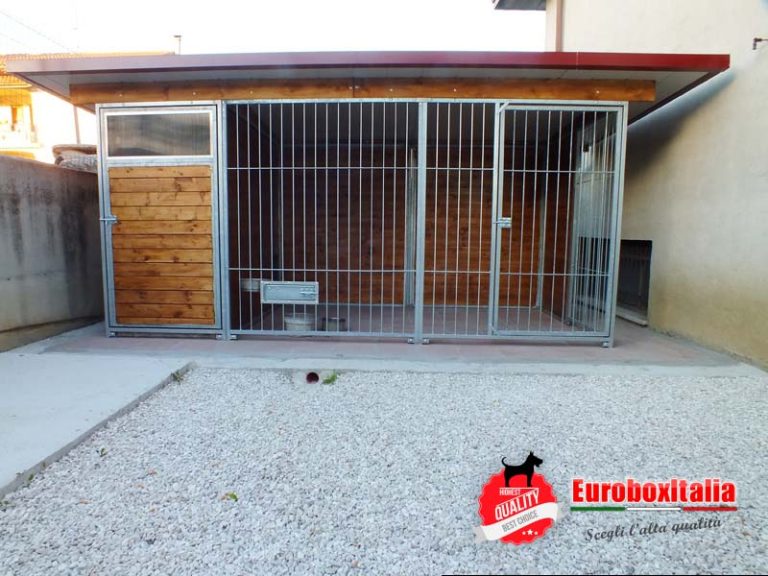 Recinto per cani a sbarre semichiuso con magazzino