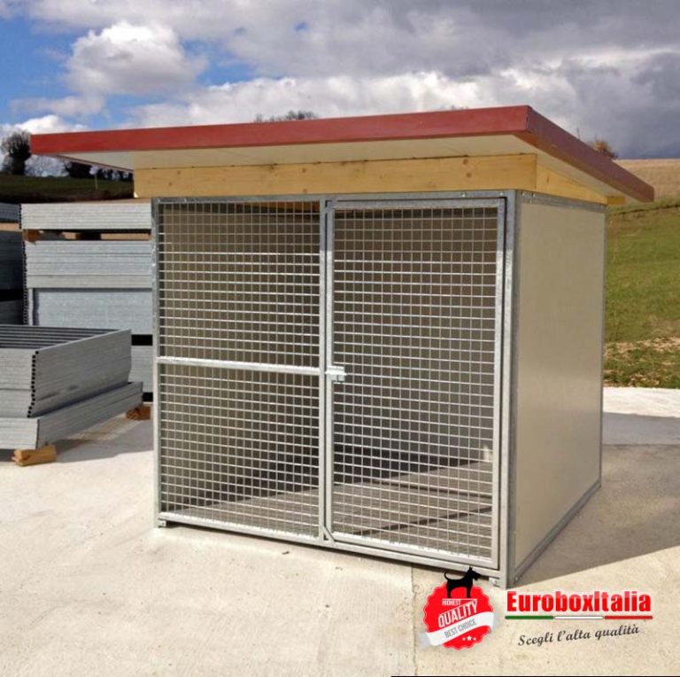 Box classico frontale in rete. pavimentazione in legno