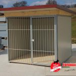 Box classico frontale in rete. pavimentazione in legno